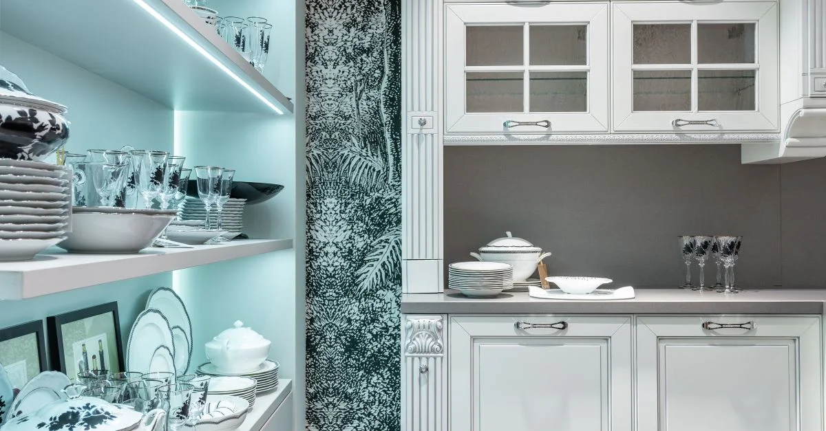 Interior de cocina elegante con armarios blancos y vajilla ordenada, creando un aspecto sofisticado y moderno.